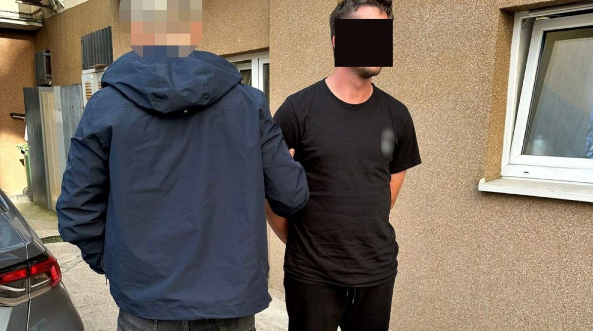 Warszawa: Szokujące odkrycie w mieszkaniu. Narkotyki i broń bez zezwolenia