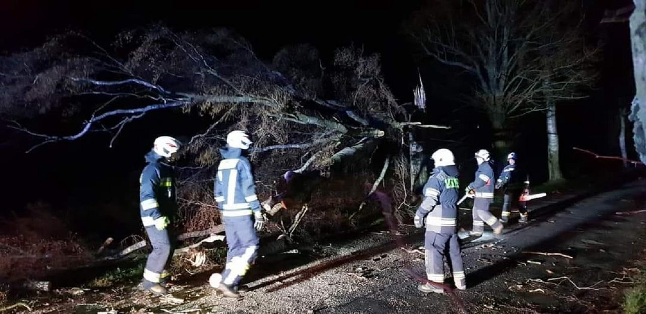 Wichura uderzyła w kolej. Pogoda przysparza problemów 