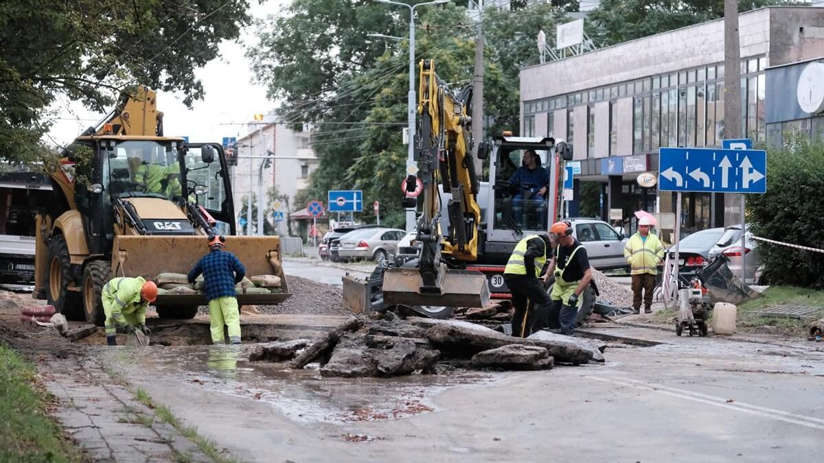 Służby MPWiK naprawiają nawierzchnię jezdni po awarii wodociągowej na ul. Głębokiej