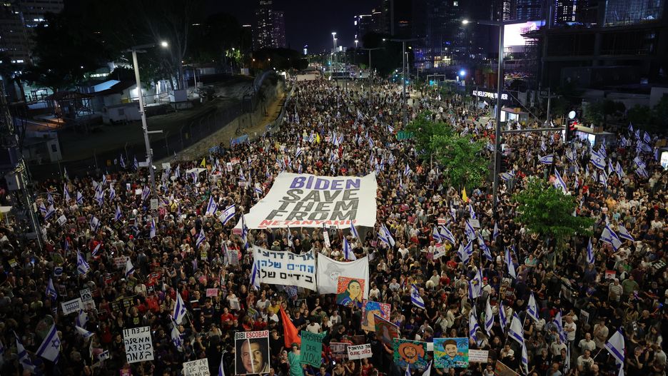 Protesters demand release of hostages in Tel Aviv
epa11384189 Protesters carrying a large banner take to the streets to call on the Israeli cabinet to sign a hostage deal and hold early elections during a demonstration outside the Kirya military headquarters in Tel Aviv, Israel, 01 June 2024. According to the Israeli military, 125 Israeli hostages are still held by Hamas in the Gaza Strip. The protest comes a day after an announcement by US President Biden on 31 May urging Israel and Hamas to accept a new deal for a permanent ceasefire that includes ending the military operations in Gaza and the return of the Israeli hostages.  EPA/ABIR SULTAN 
Dostawca: PAP/EPA.
ABIR SULTAN