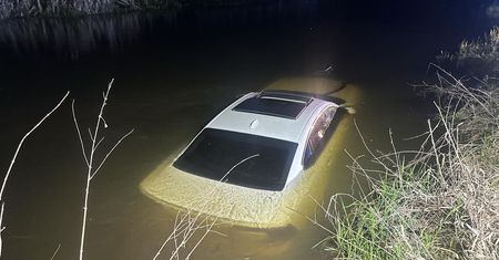 Luksusowe Volvo wpadło do rzeki. 36-letni kierowca uciekł przez szybę dachową
