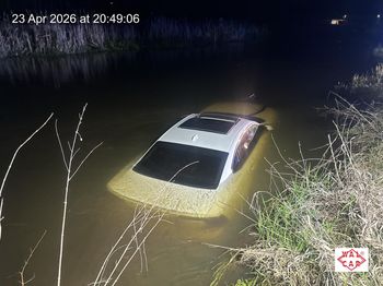 Luksusowe Volvo wpadło do rzeki. 36-letni kierowca uciekł przez szybę dachową