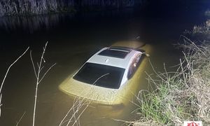 Luksusowe Volvo wpadło do rzeki. 36-letni kierowca uciekł przez szybę dachową