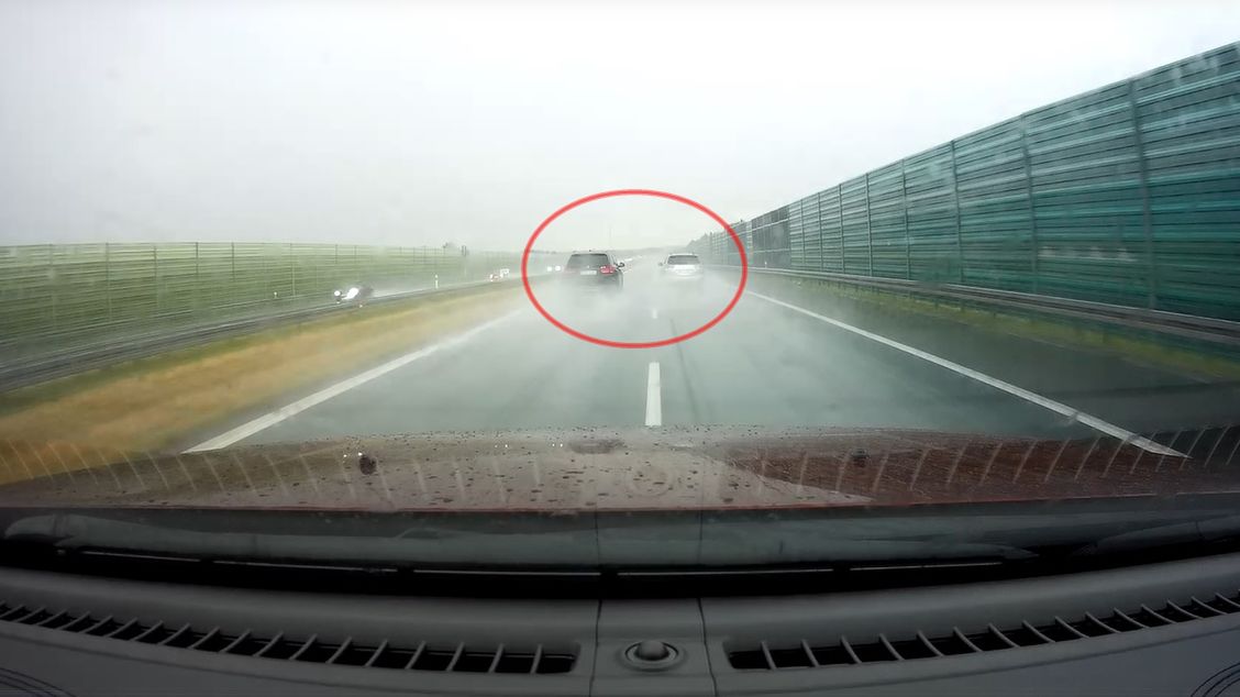 Kiedy auto ciągnie za sobą smugę zbieranej z jezdni wody, jest zdecydowanie mniej widoczne bez świateł z tyłu niż z nimi.