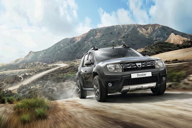Dacia Duster po liftingu wygląda niemal identycznie, ale wnętrze jest przyjemniej wykonane i w bogatszych wersjach lepiej wyposażone.