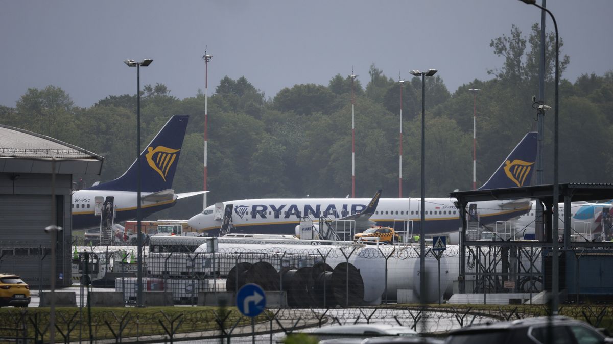 Samolot Rayanair na lotnisku w Krakowie
16.05.2025 Krakow , Balice , lotniska im. Jana Pawla II . Samolot Rayanair na lotnisku . 
fot. Jakub Wlodek / Agencja Wyborcza.pl
Fot. Jakub Wlodek / Agencja Wyborcza.pl
manual, rayanair, lotnisko, samolot, krakow, krakowie, balice, im. jana pawla ii