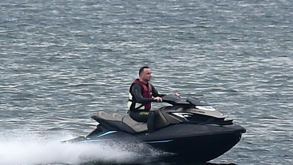 2017 rok. Prezydent Andrzej Duda szaleje na skuterze niedaleko Helu