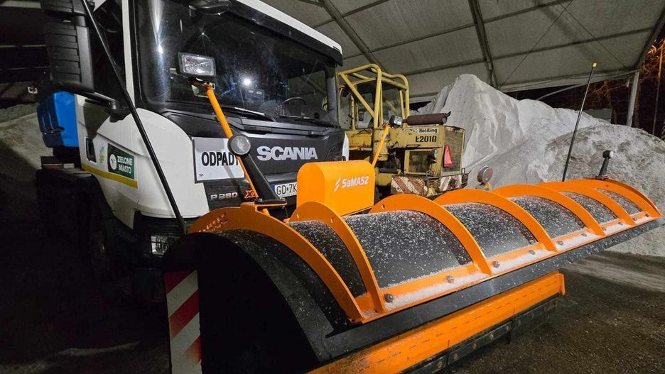 Pługosolarki MZUK-u od wczoraj solą ulice w Wałbrzychu