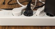 Nigdy nie podłączaj do listwy. Elektryk ostrzega
