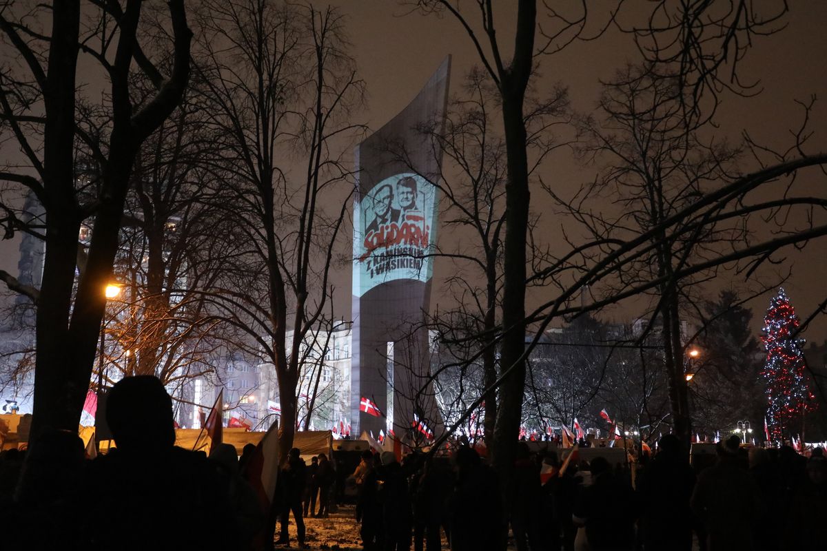 manifestacja, prokuratura, portret, pomnik, doniesienie, michał szczerba Wizerunki byłych szefów CBA na pomniku. Poseł Szczerba składa zawiadomienie