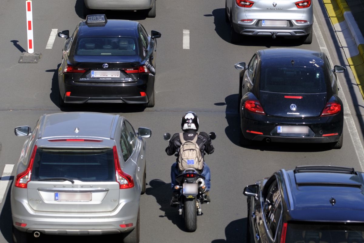 Jazda motocyklem pomiędzy autami pozwala szybciej dojechać na miejsce
