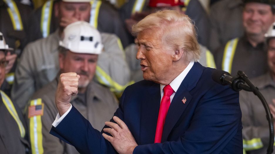 US President Trump signs executive orders to boost coal production
epaselect epa12019189 US President Donald Trump (C) gestures as he prepares to sign several executive orders to boost US coal production in the East Room of the White House in Washington, DC, USA, 08 April 2025. The regulations expedite coal leases on federal lands.  EPA/JIM LO SCALZO 
Dostawca: PAP/EPA.
JIM LO SCALZO
epaselect