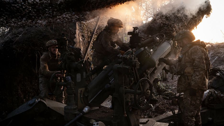 Wojna w Ukrainie rok 2024
Ukrainian soldiers fire a howitzer toward Russian forces in the Donetsk region of Ukraine, March 27, 2024. What little munitions in Ukraine remain are often mismatched with battlefield needs, as the country's forces gird for an expected Russian offensive this summer. (Nicole Tung/The New York Times)
NICOLE TUNG