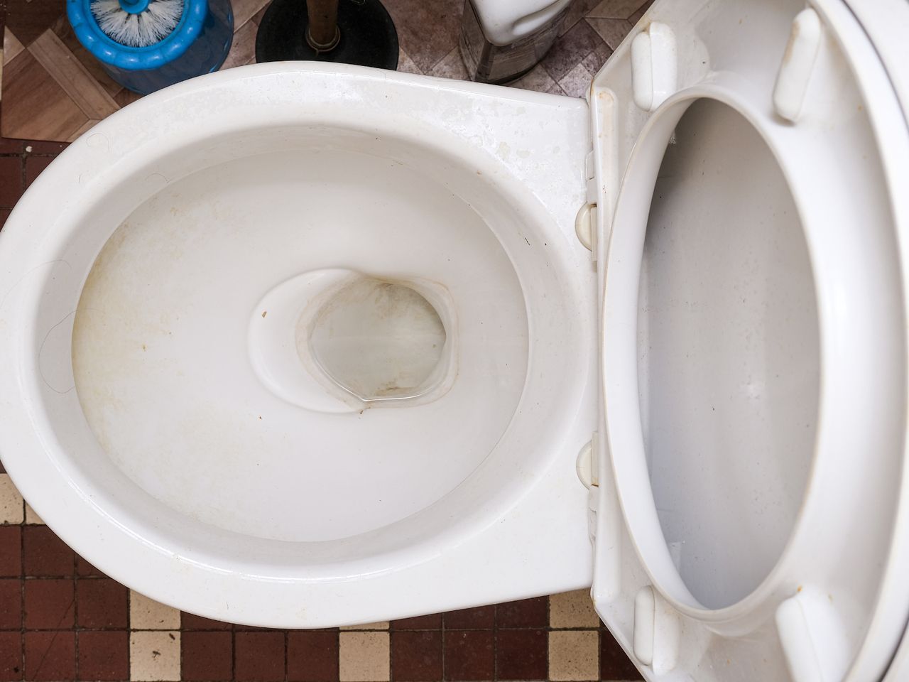 Włóż do spłuczki. Po kamieniu nie zostanie ślad