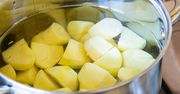 Wsyp tyle soli i w tym momencie do gotujących się ziemniaków. Będą idealnie doprawione