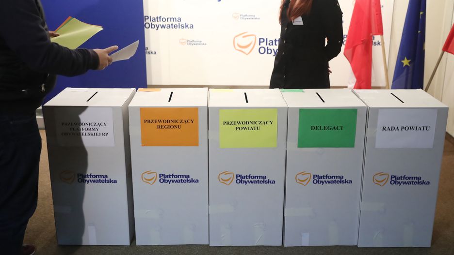 Warszawa, 23.10.2021. Wybory przewodniczącego partii, przewodniczących regionów oraz struktur powiatowych Platformy Obywatelskiej RP, 23 bm. w Warszawie. Członkowie PO mogą oddać głos w 240 komisjach wyborczych w całej Polsce. (mr) PAP/Tomasz Gzell