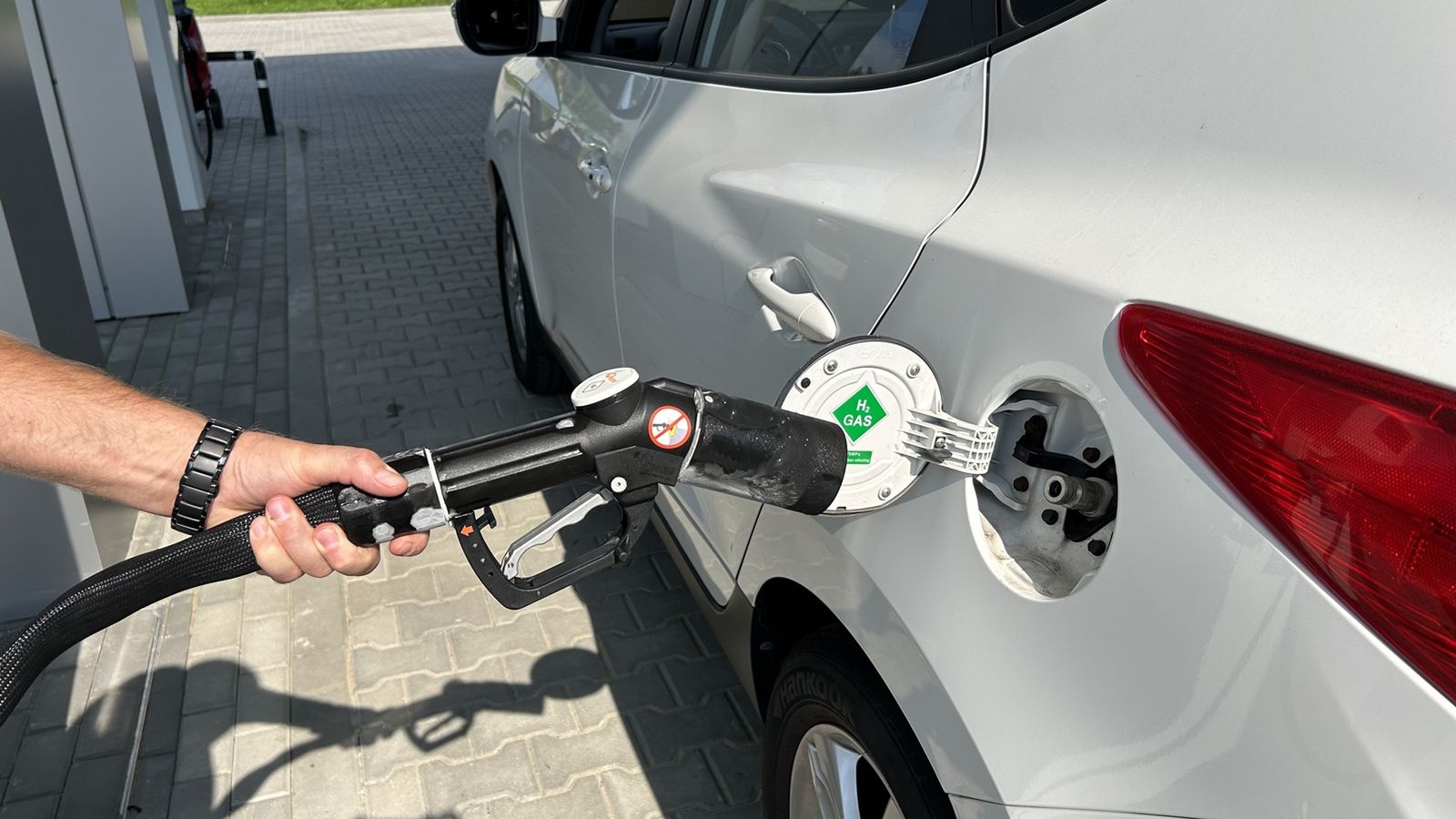 Po zakończeniu tankowania na "pistolecie" pojawia się szron. Po dotknięciu w najzimniejszym miejscu może przykleić skórę. 