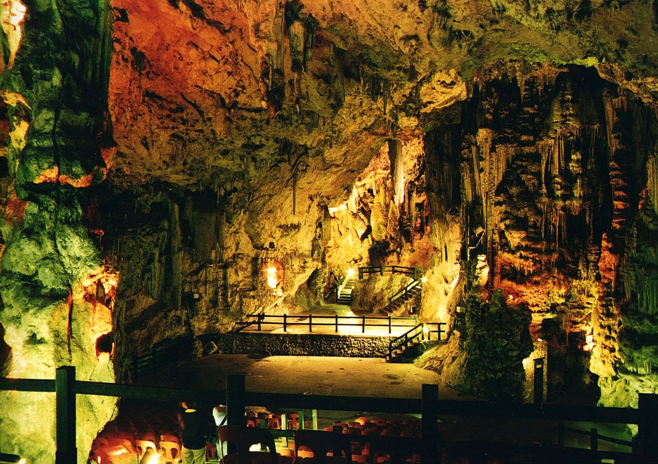 Jedna z jaskiń w Skale Gibraltarskiej 