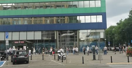 Warszawa. Zamieszanie przed urzędem skarbowym
