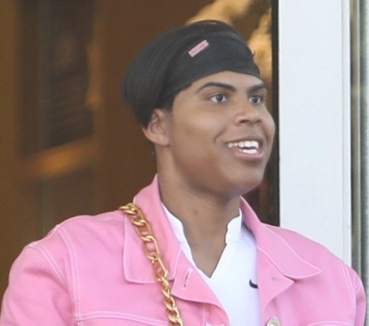 EJ Johnson robi zakupy w sukience mini