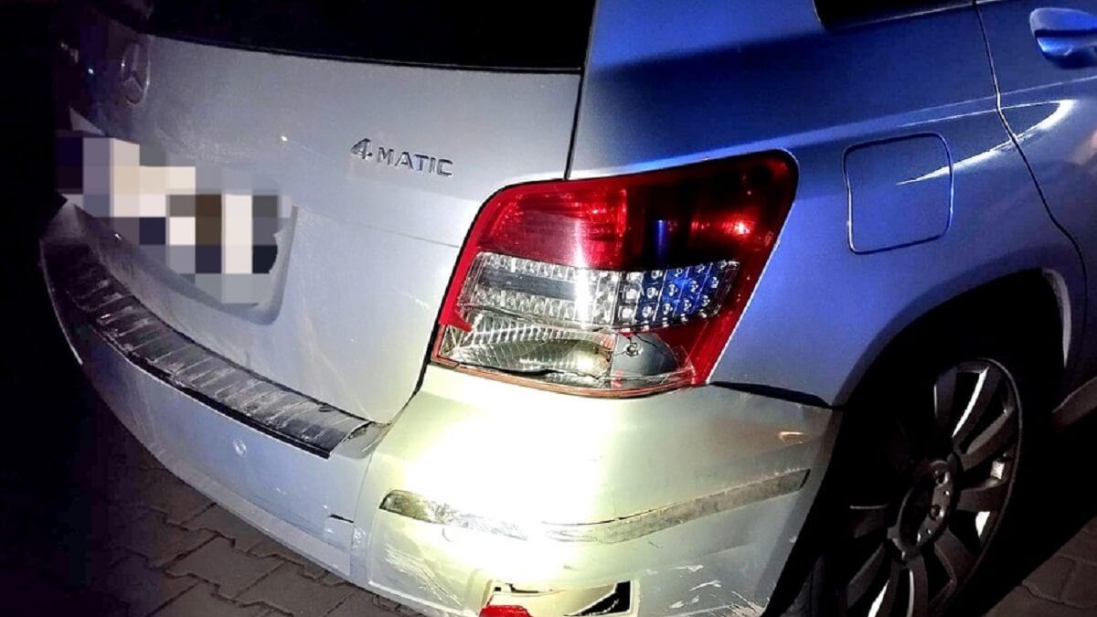 Kierowca Mercedesa wjechał w inny pojazd