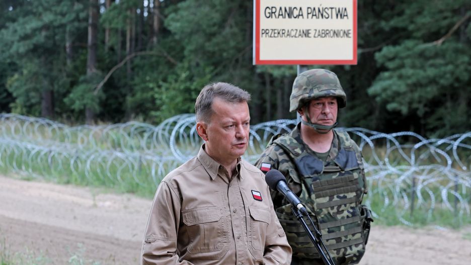 Na zdjęciu szef MON Mariusz Błaszczak przy granicy polsko-białoruskiej. Zdjęcie sprzed wprowadzenia stanu wyjątkowego 
