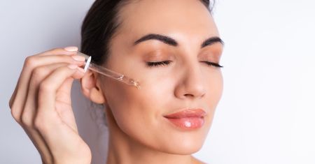 Pożegnaj plamy pigmentacyjne: jak wybrać serum, które wyrówna koloryt skóry?