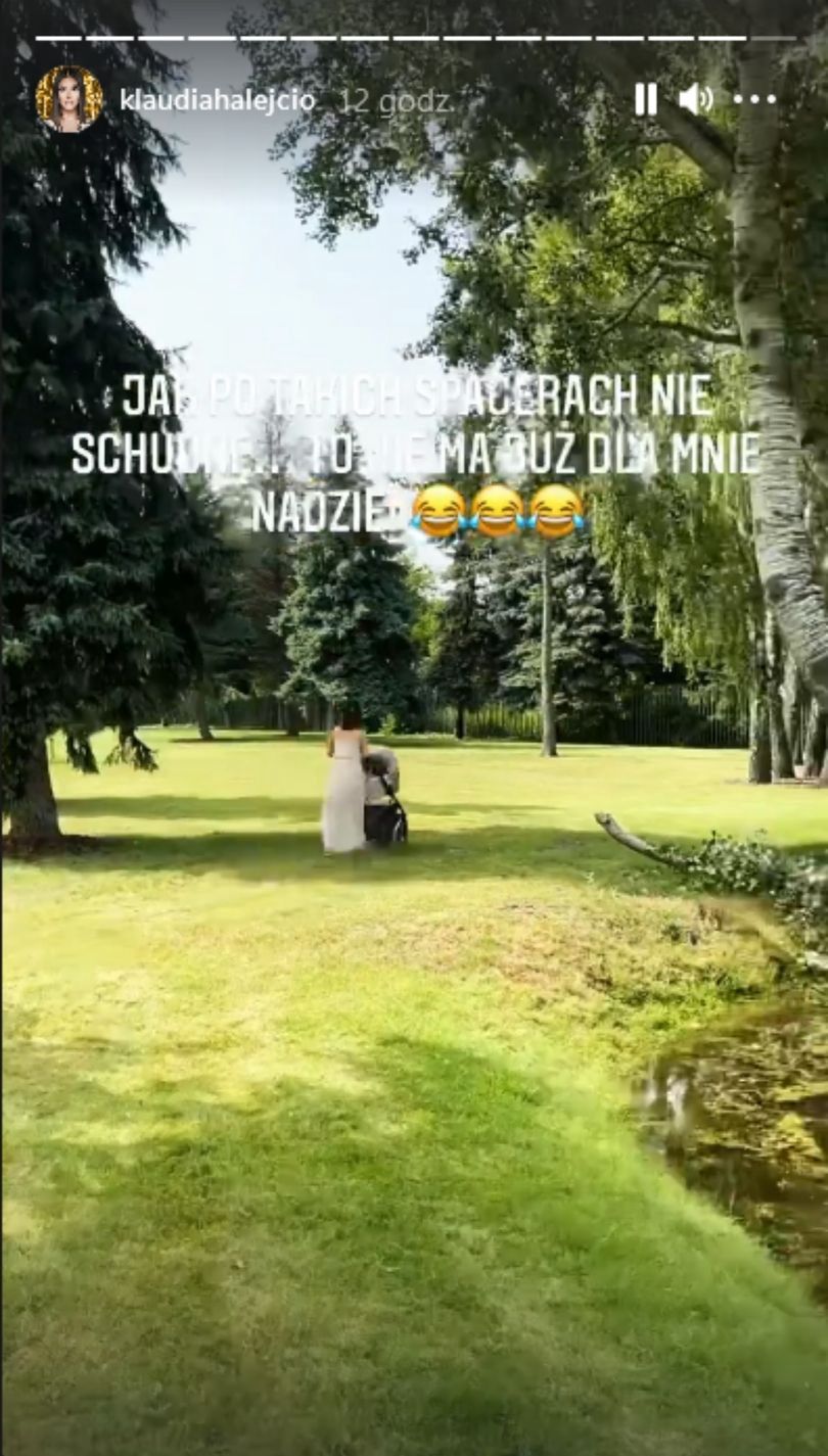 Klaudia Halejcio spaceruje wokół prywatnego stawu