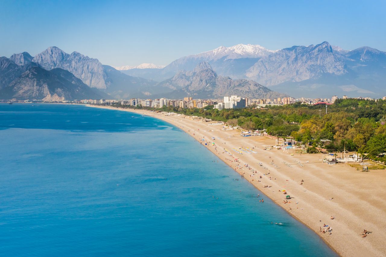 Plaża Konyaalti w kurorcie Antalya na Riwierze Tureckiej 