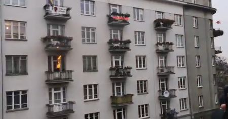Marsz Niepodległości. Pożar w mieszkaniu. Straż Pożarna: "Ktoś wrzucił racę"