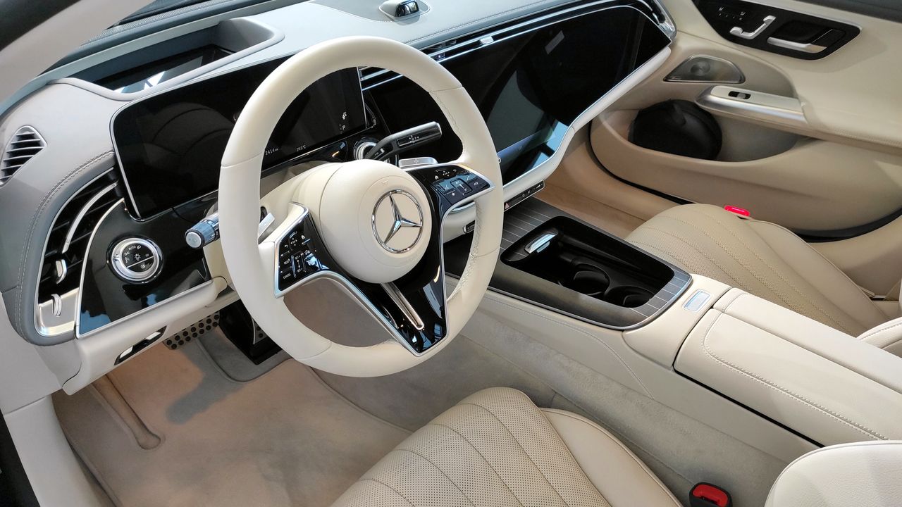 Mercedes Klasy E (W214) - wnętrze zdominowane jest przez ekrany