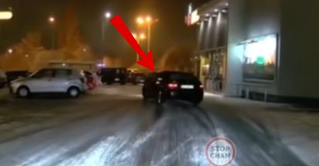 Popisy BMW. I nagle coś takiego. Nagranie sprzed Biedronki