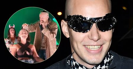 Żabson wyciągnął maszynkę i się zaczęło. TO zrobił dwóm fankom na scenie. "Koszmar"