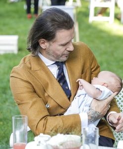 Majdan kąpie syna. Uwagę zwraca jego strój