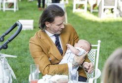 Majdan kąpie syna. Uwagę zwraca jego strój