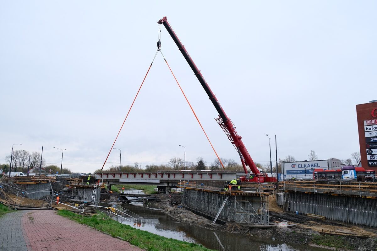 Montaż betonowych belek nowego mostu na Bystrzycy na al. Unii Lubelskiej