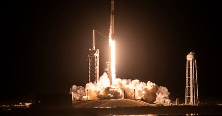 Rakieta Elona Muska leci na ISS. Na pokładzie trzech Amerykanów i Rosjanin