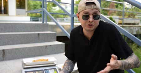 Poprosił o 280 g dorsza. Potem położył go na wadze