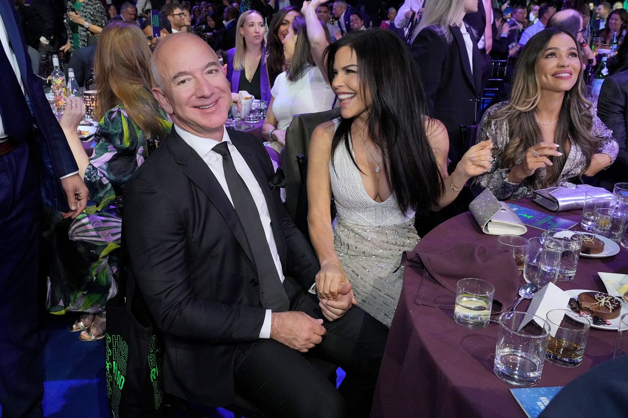 Jeff Bezos i jego partnerka Lauren Sanchez (Photo by Kevin Mazur/Getty Images for Robin Hood)