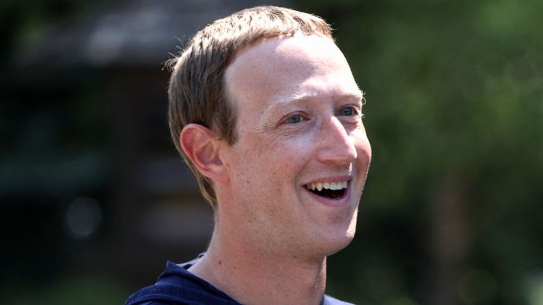 Na zdjęciu uśmiechnięty szeroko Mark Zuckerberg, szef koncernu Meta