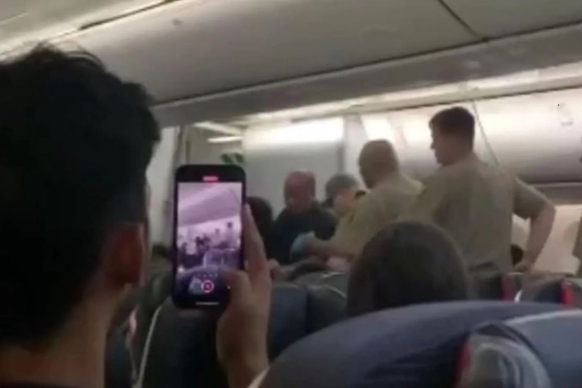 Horror w samolocie. Pasażer nagle zaczął dusić stewardessę