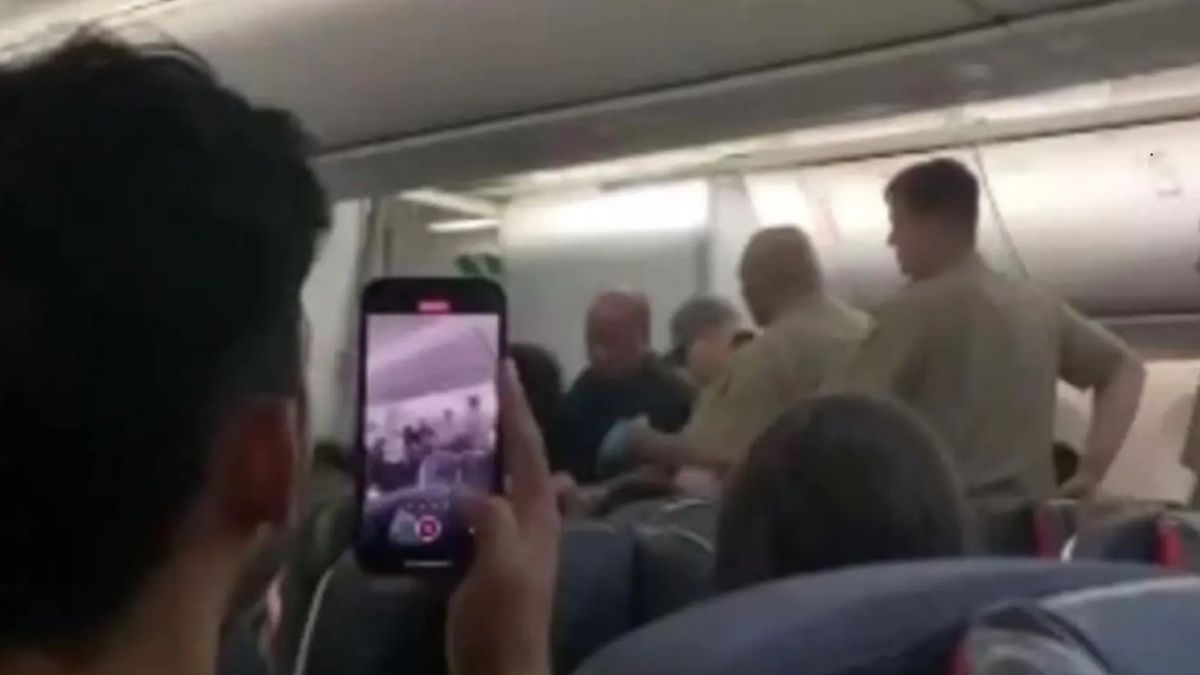 Dantejskie sceny na pokładzie samolotu. Pasażer dusił stewardessę