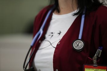 Zarobki lekarzy w Polsce, a standard życia. Zaskakujące dane