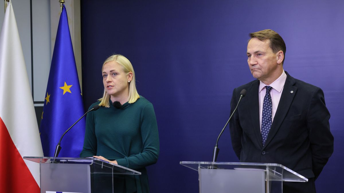 Warszawa, 06.10.2025. Wicepremier, minister spraw zagranicznych RP Radosław Sikorski (P) i minister spraw zagranicznych Finlandii Elina Valtonen (L) podczas konferencji prasowej, po spotkaniu w Ministerstwie Spraw Zagranicznych w Warszawie, 6 bm. (sko) PAP/Rafał Guz