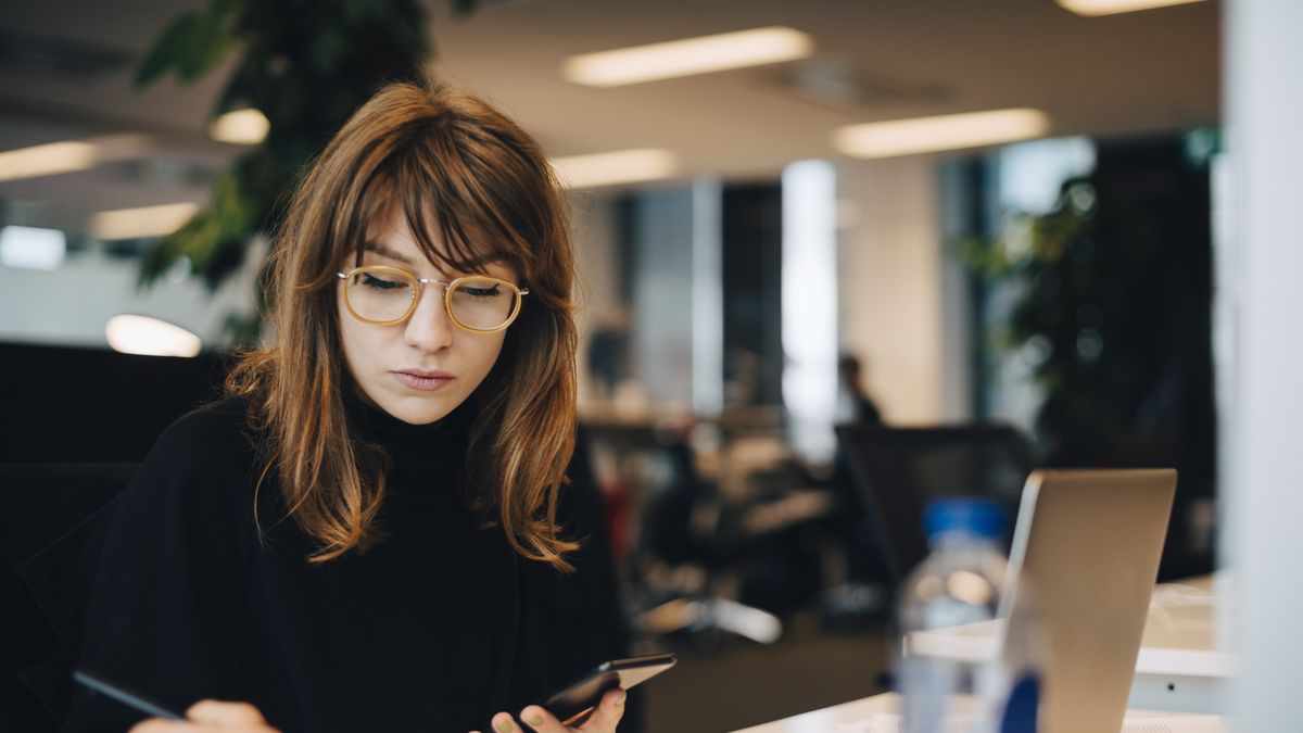 Businesswoman writing while holding mobile phone at desk in office
Maskot
freelancer