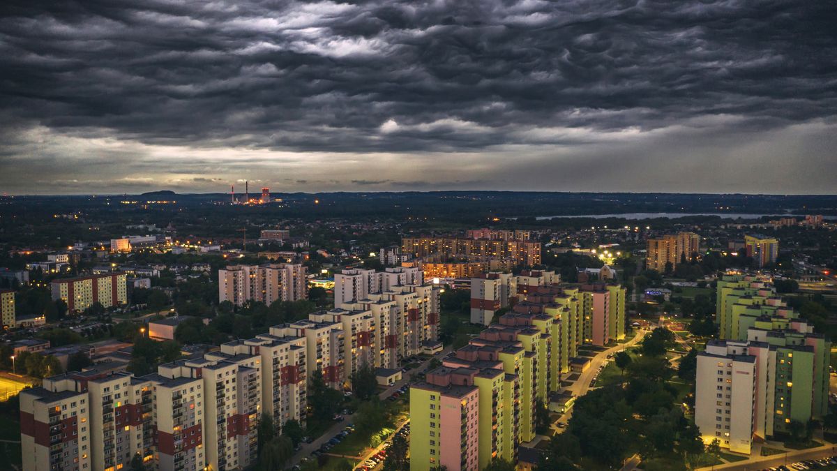 burza chmury miasto nawałnica ulewa