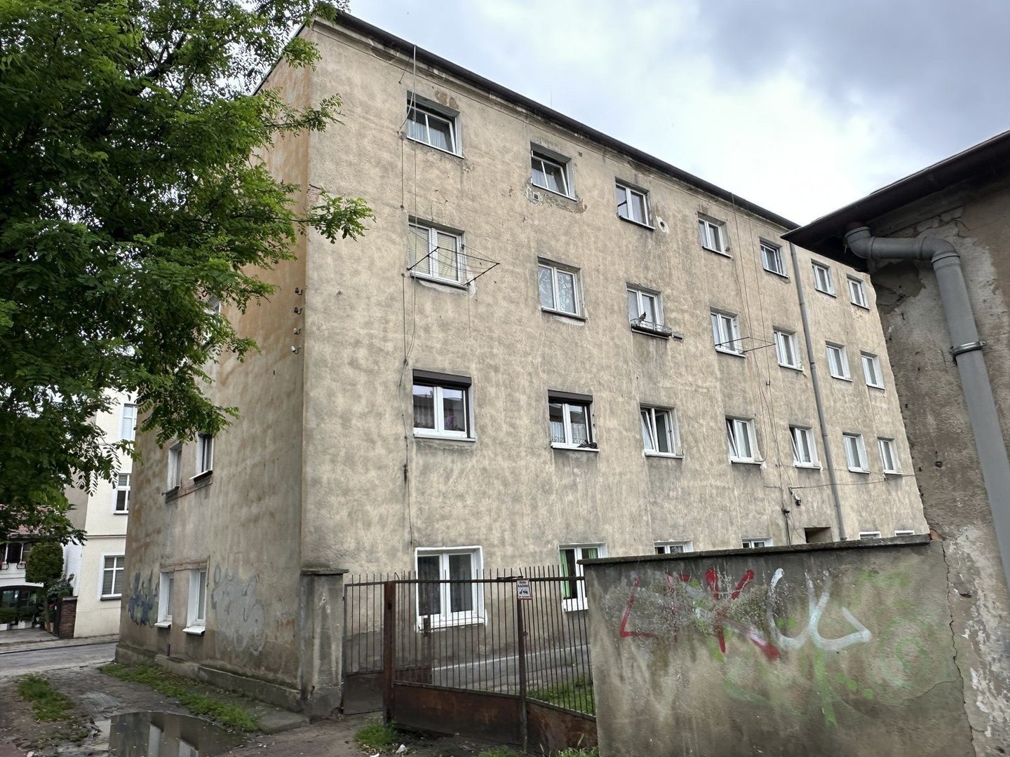 Lokatorzy skarżyli się na opłakany stan kamienicy przy Królowej Jadwigi