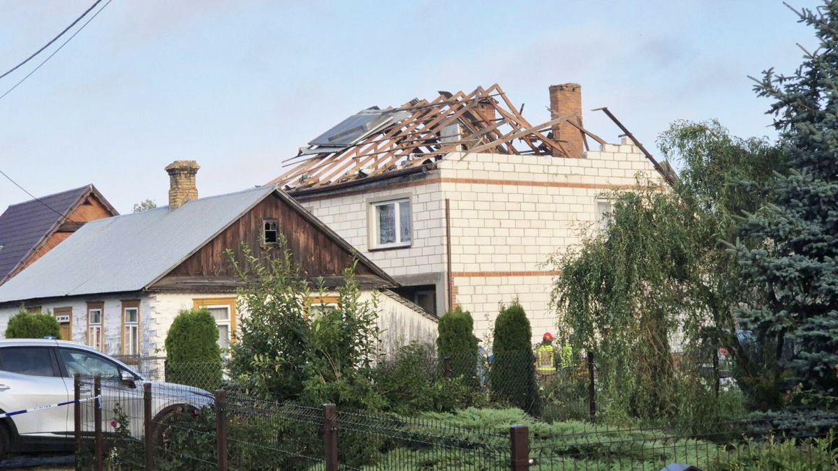 Zniszczony dom w Wyrykach