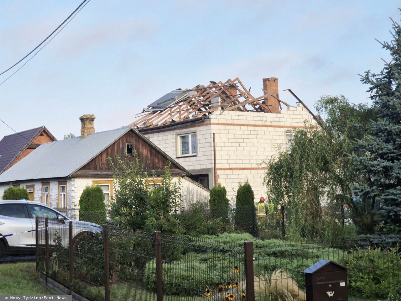 Uszkodzony dom w Wyrykach. Media: spadła na niego rakieta, nie dron