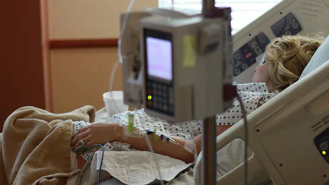 Kobieta okradła pacjentkę i płaciła jej kartą.